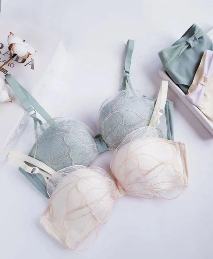 Elegant Floral Lace Padded Bra – Soft Everyday Comfort